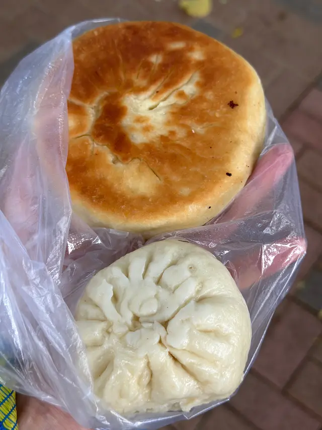 韭菜餅同菜肉包兩個加埋都係$19