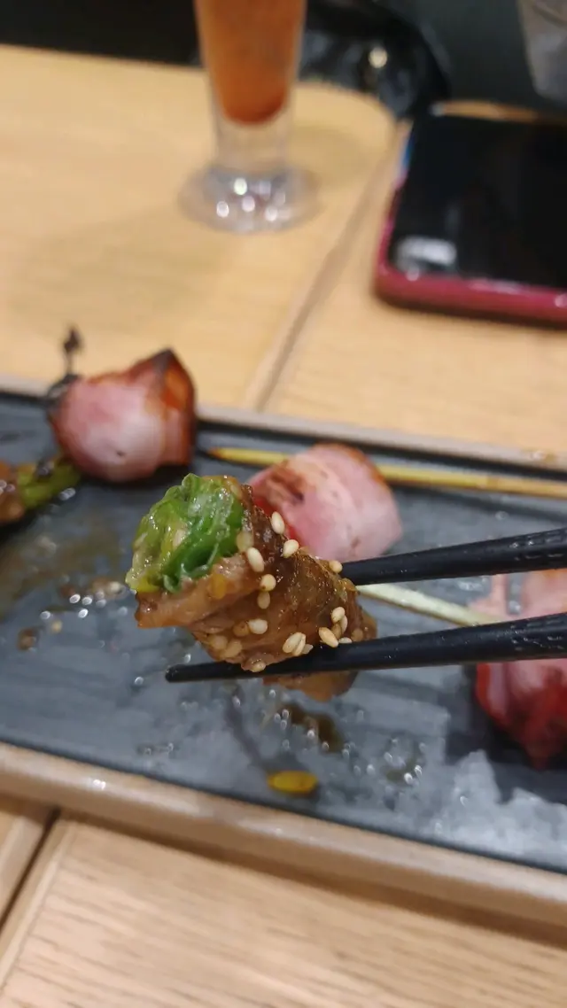 燒過青葱沒有草青味帶點BBQ香很適合和牛肉同吃。口感豐富，牛肉味香濃。