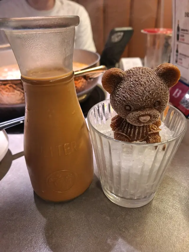 #熊仔 #熊仔奶茶 就算任食有啤酒任飲,熊仔奶茶同檸檬茶都係要加錢,$24一樽,初頭以為係一杯不過見佢一樽都幾大樽就算數啦,鬼叫我係熊啤啤控咩🤣🤣🤣