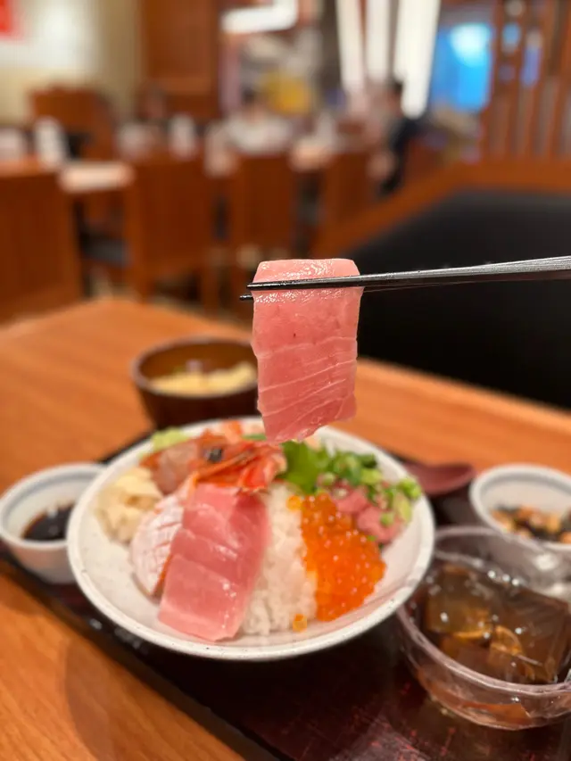 拖羅海鮮丼