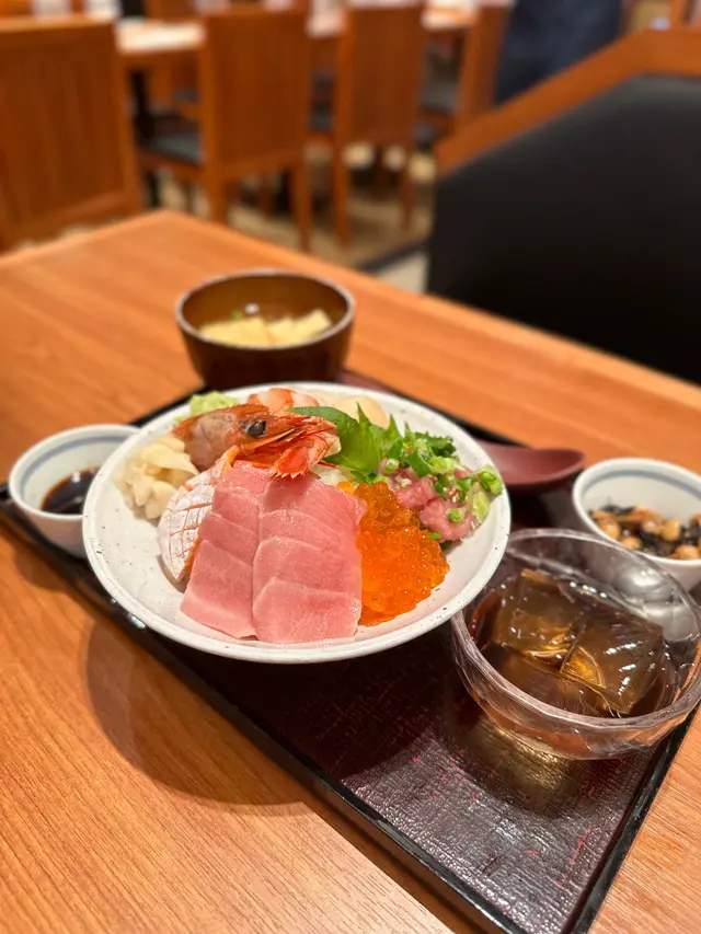 拖羅海鮮丼