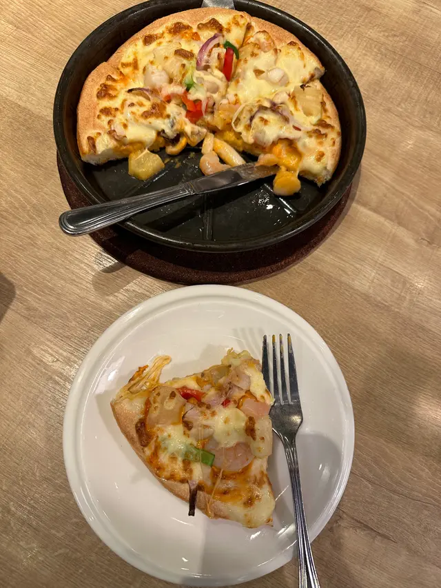 今日叫左個海鮮至尊普通批，黎到得咁細份🥲🥲
唔講以為係迷你😵‍💫😵‍💫😵‍💫咁樣已經要$179，再
加一服務費＄196.9🫨🫨🫨🫨好唔掂，以前pizza
hut無咁細份架