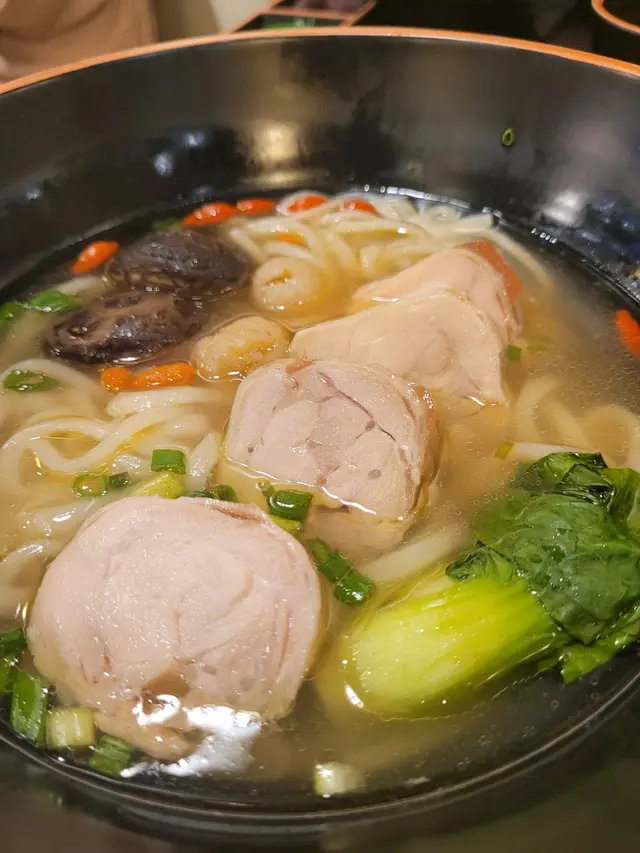 花雕麻油雞湯麵