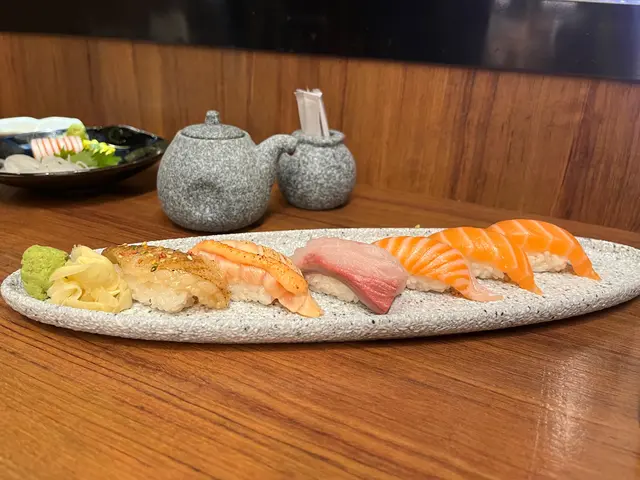 三文魚壽司($14*2)、三文魚腩($18)、明太子醬燒三文魚($16)、右口魚邊醬油漬($22)、油甘魚