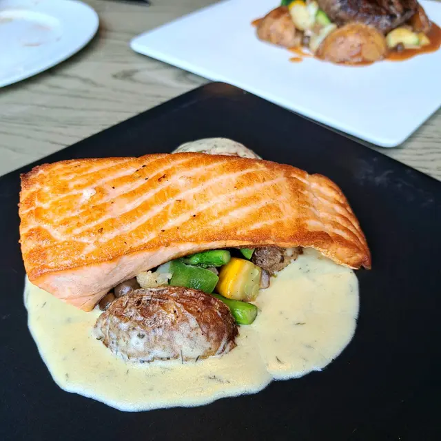 香煎三文魚柳配蒔蘿香草汁