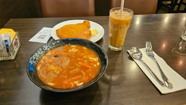 吉列豬扒配羅宋湯通粉，另加半條司華力腸，凍咖啡走甜
