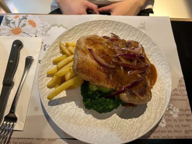 香煎厚切豬扒伴洋蔥汁