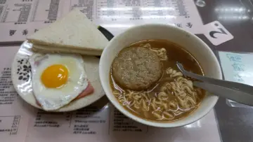 汉堡扒公仔面