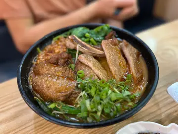 麻辣豬扒雞翼通菜米線