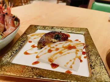 香煎鹅肝配米纸黑醋