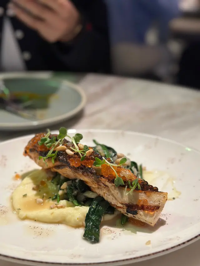 香煎三文魚 配 松子仁炒菠菜苗