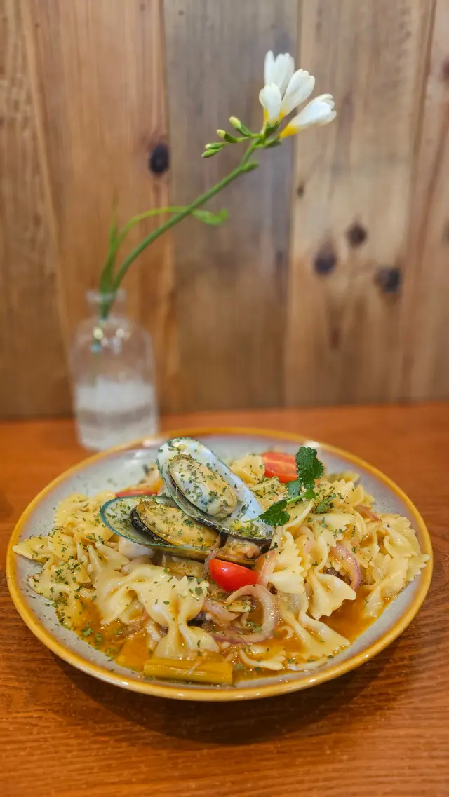 這道粉類菜品以蝴蝶粉為基底，搭配豐富的冬蔭青口海鮮。粉的質感彈牙，海鮮的鮮甜與青口的鮮嫩相輔相成。秘製醬汁增添了整道菜的深度和豐富度，令人難以忘懷。