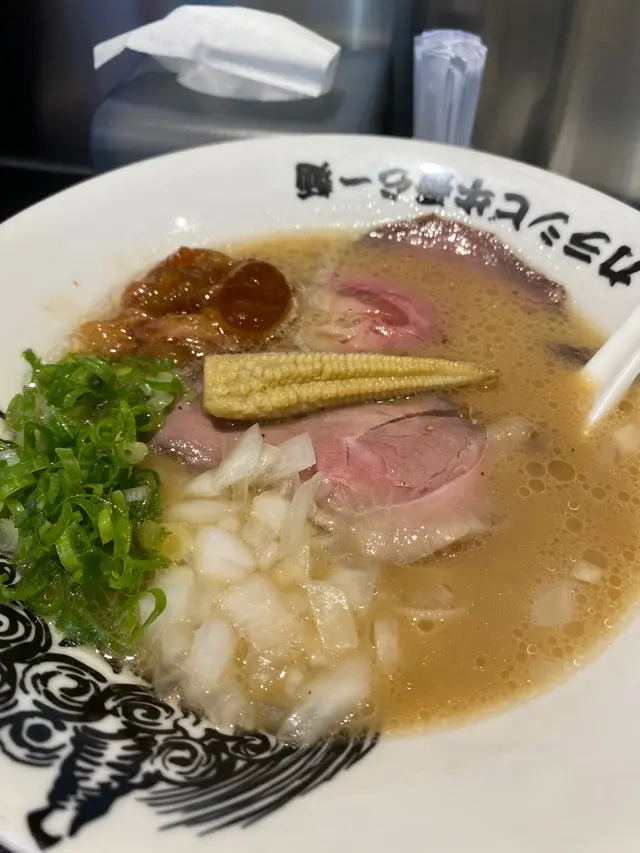 沒有下次味道偏鹹
喝的第一口他是有牛肉的味道沒有錯
麵是細的那一種 我不愛
煮麵的人看起來也沒有很專業 很隨便
我坐在吧台，後來有一個肚子很大的男生走出來
他用手直接把調味料弄掉 沒衛生
然後一副很自大的樣子
總之 沒有下次
