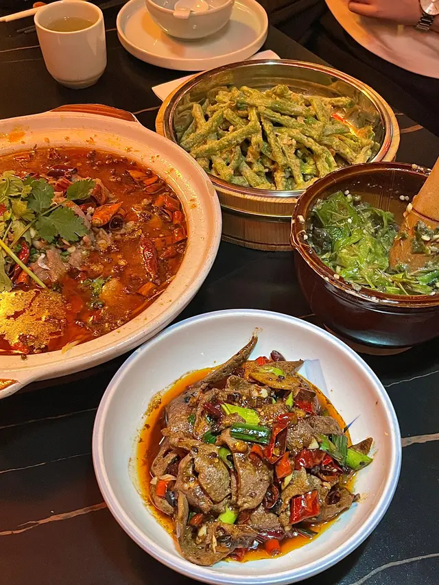 水煮牛肉  土匪猪肝  咸蛋黄四季豆  擂辣椒皮蛋  蛋炒饭