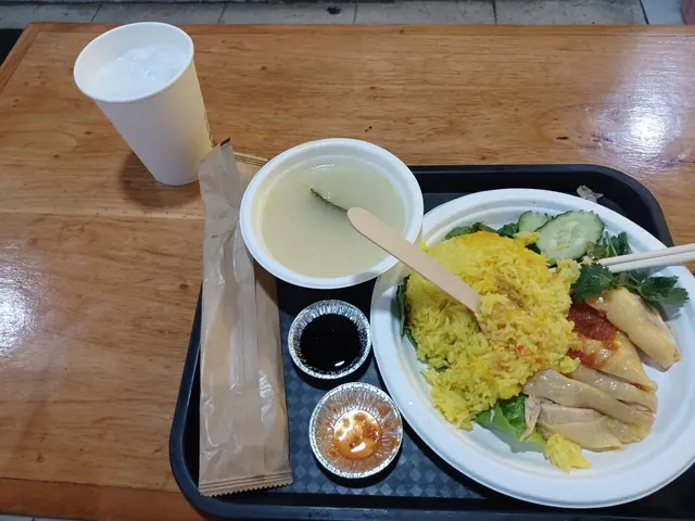 個賣相好正。油飯甘香入口。混入去骨白切雞。加入醬汁。好滋味。杯椰子冰好冰凍好重椰子味。個人誠意推介。