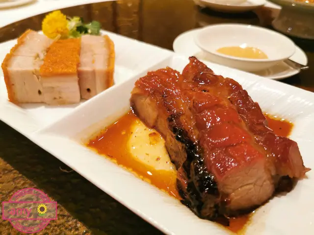 叉燒鬆軟度比較腍身，肥瘦比較均勻。燒腩仔皮又脆又鬆化，肉質油潤。