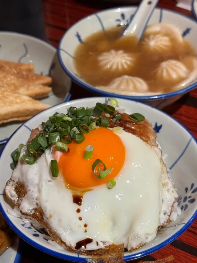 香煎脆邊蛋肉餅飯
