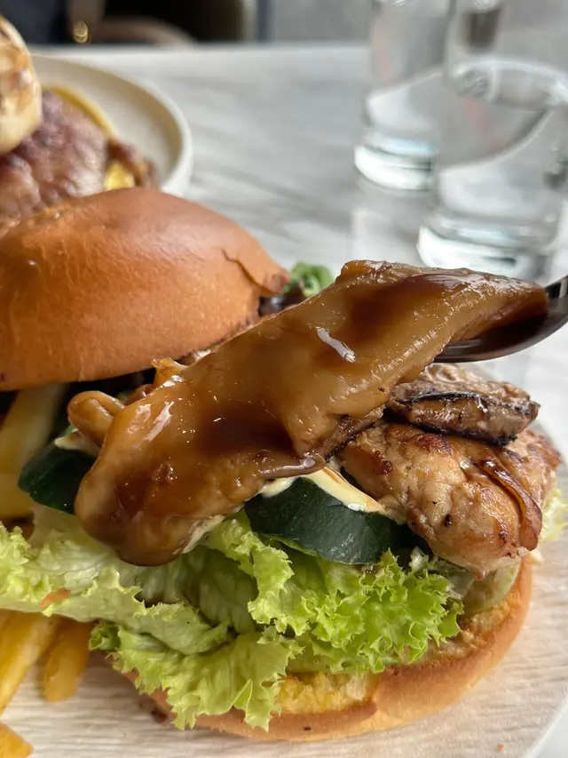 花膠鵝肝醉雞芝士漢堡