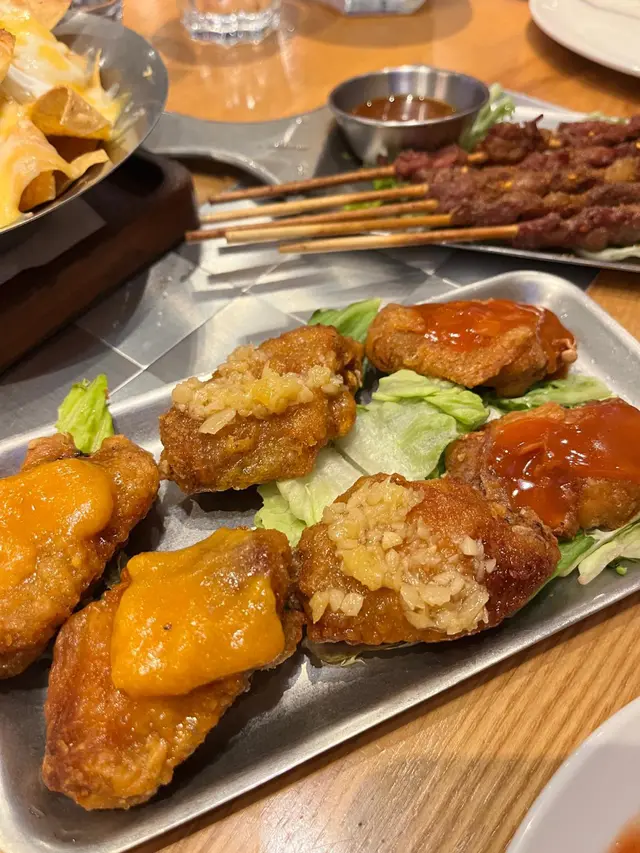 炸雞翼加上不同醬料。
雞翼是OK的。