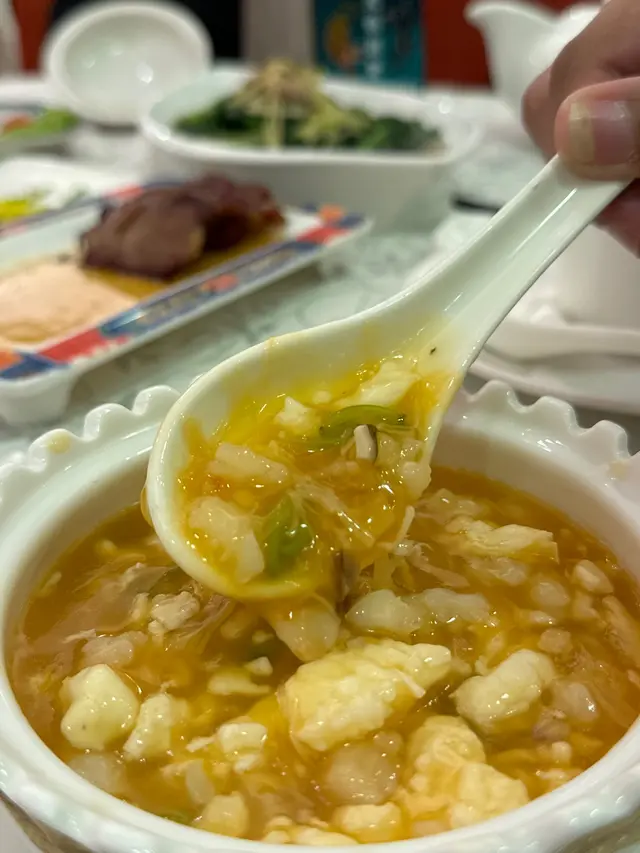 這份偏流質的羹路線 𥚃面的料 真的巨多的說 每匙都是料 
湯就像是個配角般 而每顆料的該有味和口感還能保留著 這湯還真的不簡單 