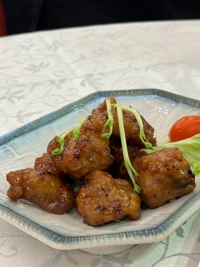 欖角醬非常入味 外皮裹了點粉再去煮的 吃的時候會有小感但不礙內要的嫩度
超好咬 肉和骨好容易分離～～ 好吃好吃😋