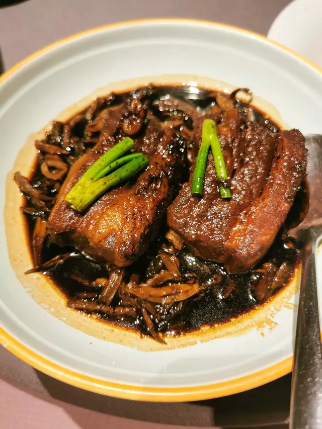 黑毛豬這樣製作有點浪費,有點失望,比較喜歡東坡肉的肉質。