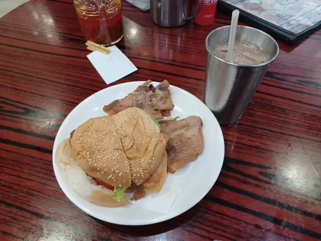 行開去尖沙咀海防道。點咗個豬扒包。加埋杯凍朱，都係$71。個豬扒好美味。加埋醬汁，滋味無窮。我個人試為個豬扒包好食過澳門茶記。夏天飲凍朱，好正。消暑解渴。