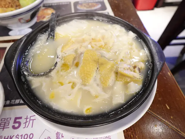 砂鍋花膠雞湯翅刀削面