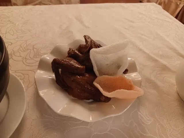 紅燒乳鴿好鮮嫩。入口即溶。美味可口。因為採用秘製醬汁。好耐無食,水準無變。