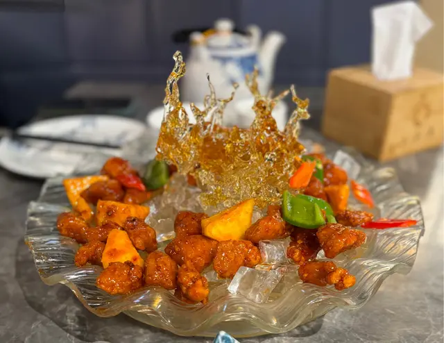 冰鎮新鮮菠蘿咕嚕肉