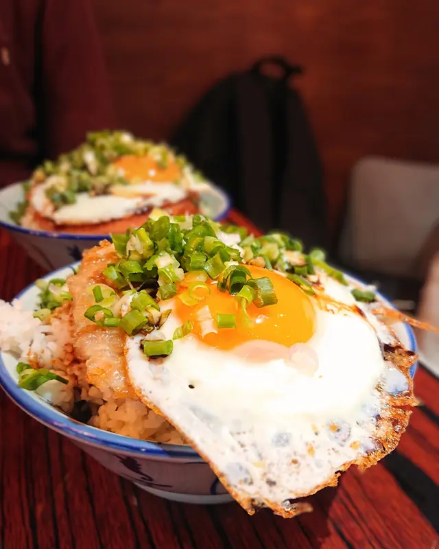 香煎脆邊蛋肉餅飯