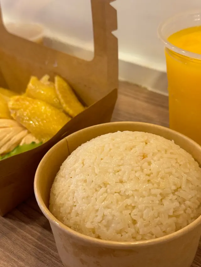 等待⌛️油飯來的時候 廚們一打開電飯鍋 油香飯香味十足 香到肚子都餓了
又熱又香 油而不膩 偏乾身 再倒一下泰式秘製醬汁和海南雞一起吃 叫人停不了口