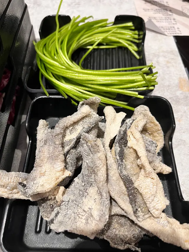 水蓮菜，炸魚皮