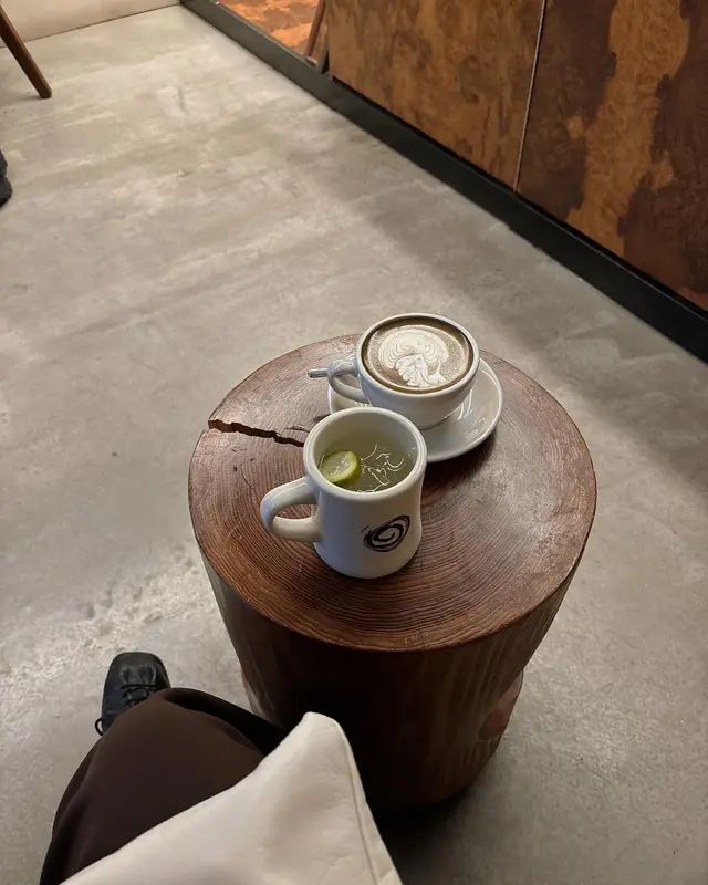 Hara Kako的檸檬水並不是一般的檸檬水，他們在檸檬水中加入了青瓜和薄荷葉，這使得這款簡單的飲料變得不簡單。題外話，很欣賞這個裝有lemonnade的杯子， 作為一個有弄過陶瓷的人，非常喜歡這些有質感的瓷器， 每次都會忍不住拿起來好好端詳一番～