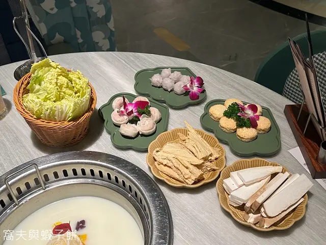 娃娃菜、椰芋墨魚丸、魚皮餃、芝士豆腐、炸枝竹和雞髀菇