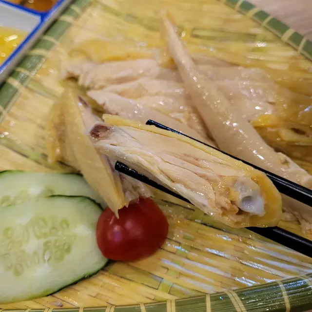 暢和號招牌海南雞配喇沙湯麵