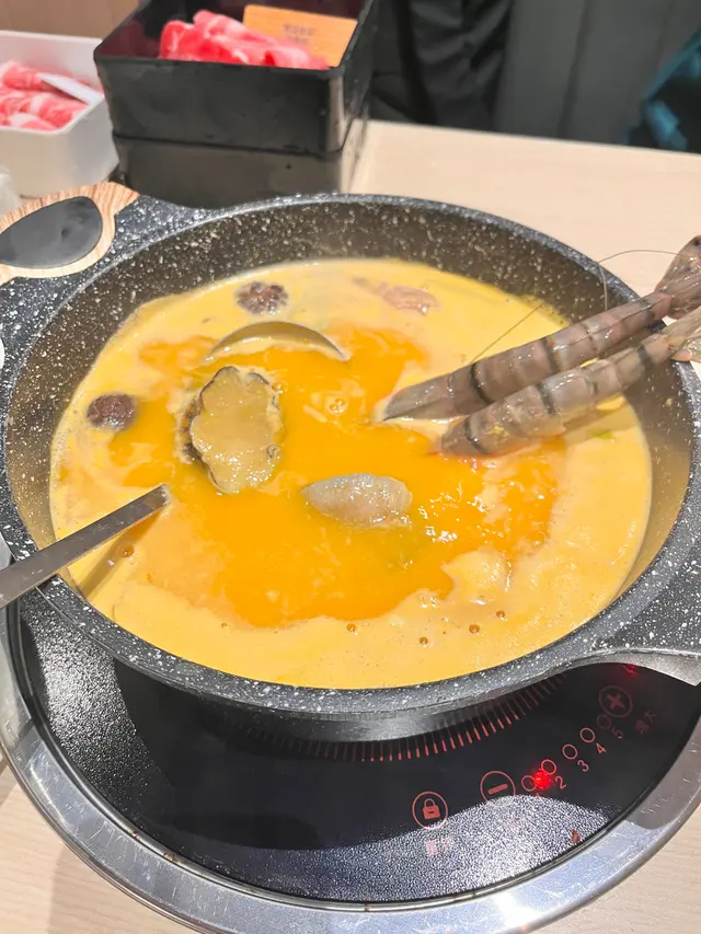 橙黃色湯底令人食慾大增!