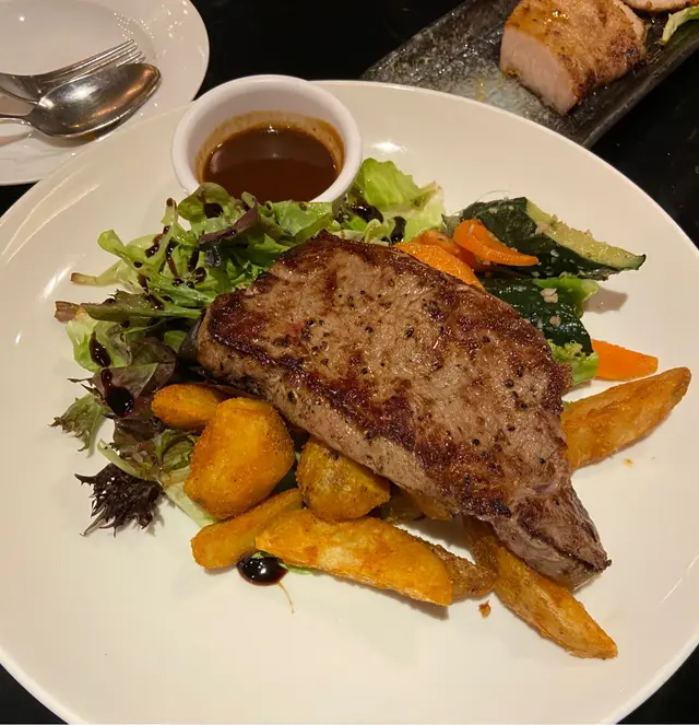 西冷牛扒配沙律菜及薯角