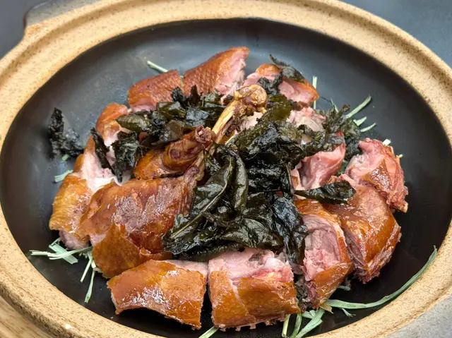 超打卡！！真想不到在中菜也有像這個打卡的場面 一出來蓋打開 煙霧瀰漫
茶香直衝出玻璃瓶外 迎來一陣陣歡呼聲 邊「茶味好香～好香～」
而鴨也不失色 皮脆肉嫩 微彈 煙燻鴨味香濃 茶香淡淡而來 難怪大家來這都會點這份