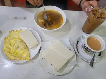 咸牛肉蛋三文治、 沙爹牛肉公仔面，火腿奄列，牛油面包、冻奶茶、茶走