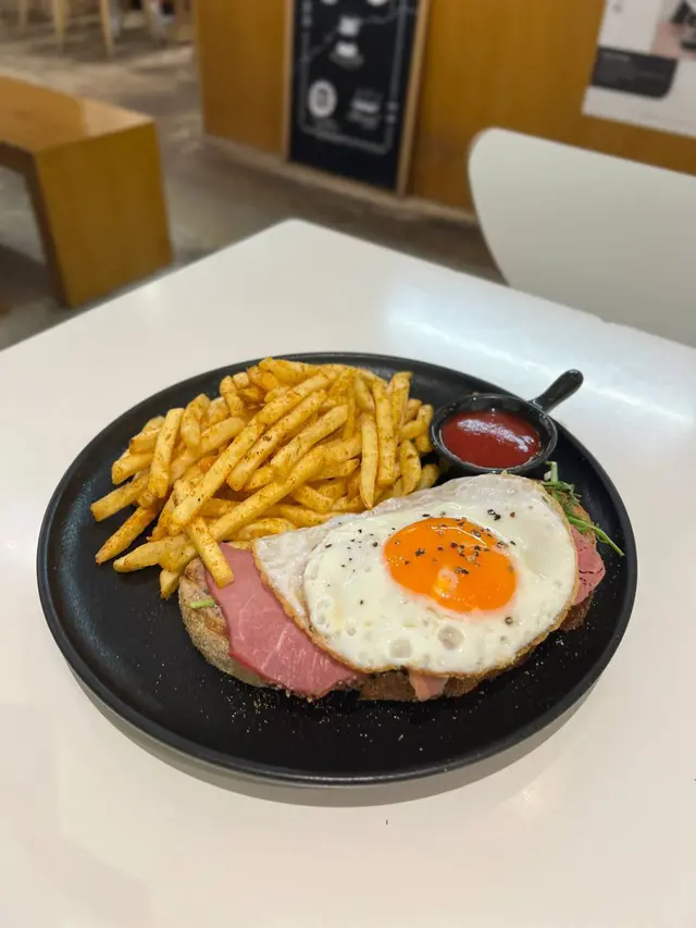 黑椒牛肉多士配薯條