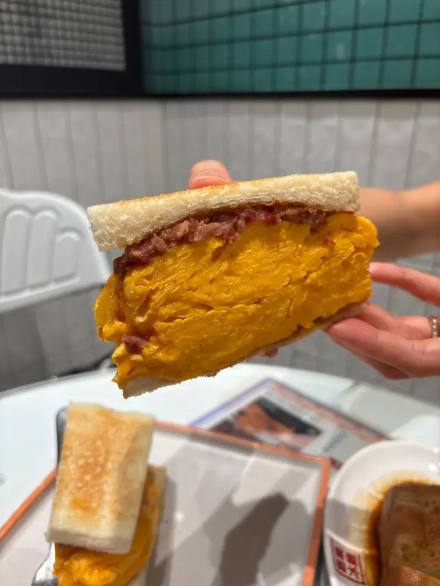 超厚夠吋鹹牛肉滑蛋治