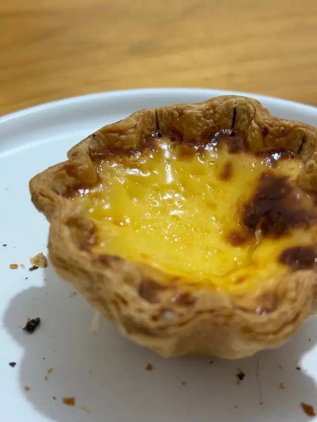 建議大家 一定要帶回家氣炸加熱一遍再吃 完全不一樣
看過留言說 他們的千層撻變靭了以前的或大家說好的不同
可是！！大家要熱著吃呀～要出爐後立刻吃～～要不然會不脆了
千層撻 先微硬 再酥酥脆脆 甜度主要從蛋液底的焦糖出來 甜中帶微焦香
（邊吃邊會心微笑🤣）還沒吃的 快點去試一次吧～～