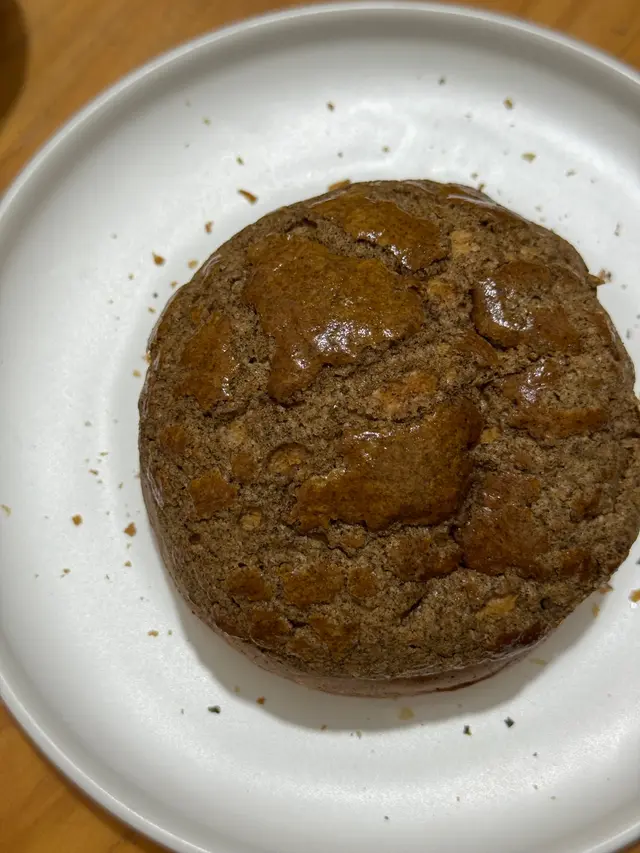 不騙大家 自己試試 打開他們的菠蘿包櫃 肯定也能聞到茶香味
菠蘿包面猶如餅乾 一咬碎碎就biubiubiu 的掉到地上(在家吃的話 要小心😂
而這份的伯爵茶還淡香香的飄出 不甜不膩