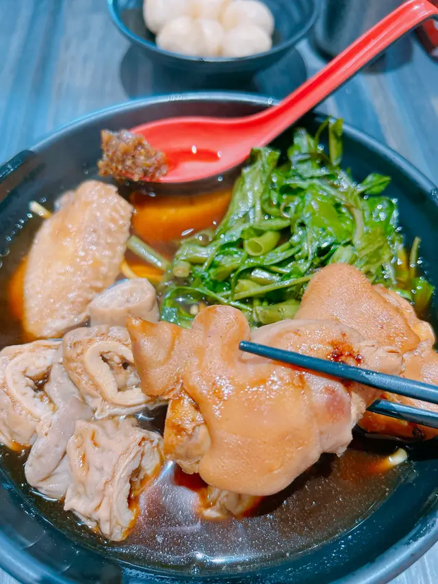 油麵、通菜、滷水豬大腸、滷水雞翼、滷水豬手