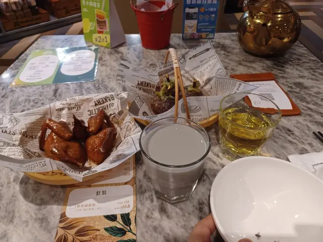 第一次去唐宮小聚。個招牌菜係沙田燒乳鴿。行入去用手機app點菜。總價$153。