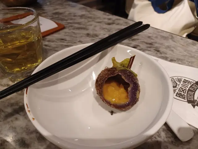 非常山竹。個山竹造到好似海賊王個蝙蝠果實。小朋友一定好鍾意。賣相滿分。內餡有龍蝦汁及蟹肉。外皮係山竹。內裏係海鮮。味道好新奇。