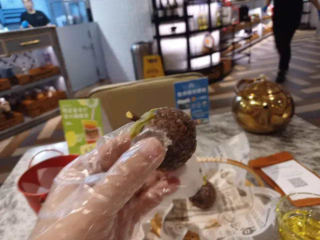 非常山竹。個山竹造到好似海賊王個蝙蝠果實。小朋友一定好鍾意。賣相滿分。內餡有龍蝦汁及蟹肉。外皮係山竹。內裏係海鮮。味道好新奇。