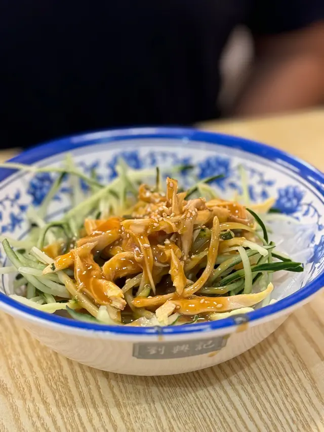 依個麻醬幾有驚喜 唔係好creamy嗰種 偏向係麻油咸香
麻醬好慷慨 每條粉皮都掛晒汁😽
雞絲同青瓜絲既份量都好多🙌🏼