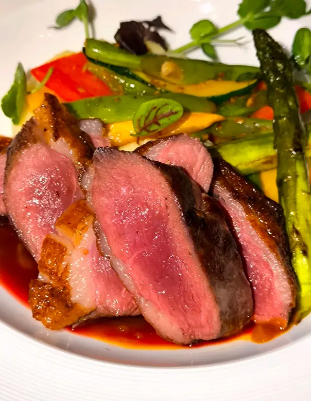 板燒自家乾式熟成法國鴨胸伴乾蔥砵酒汁